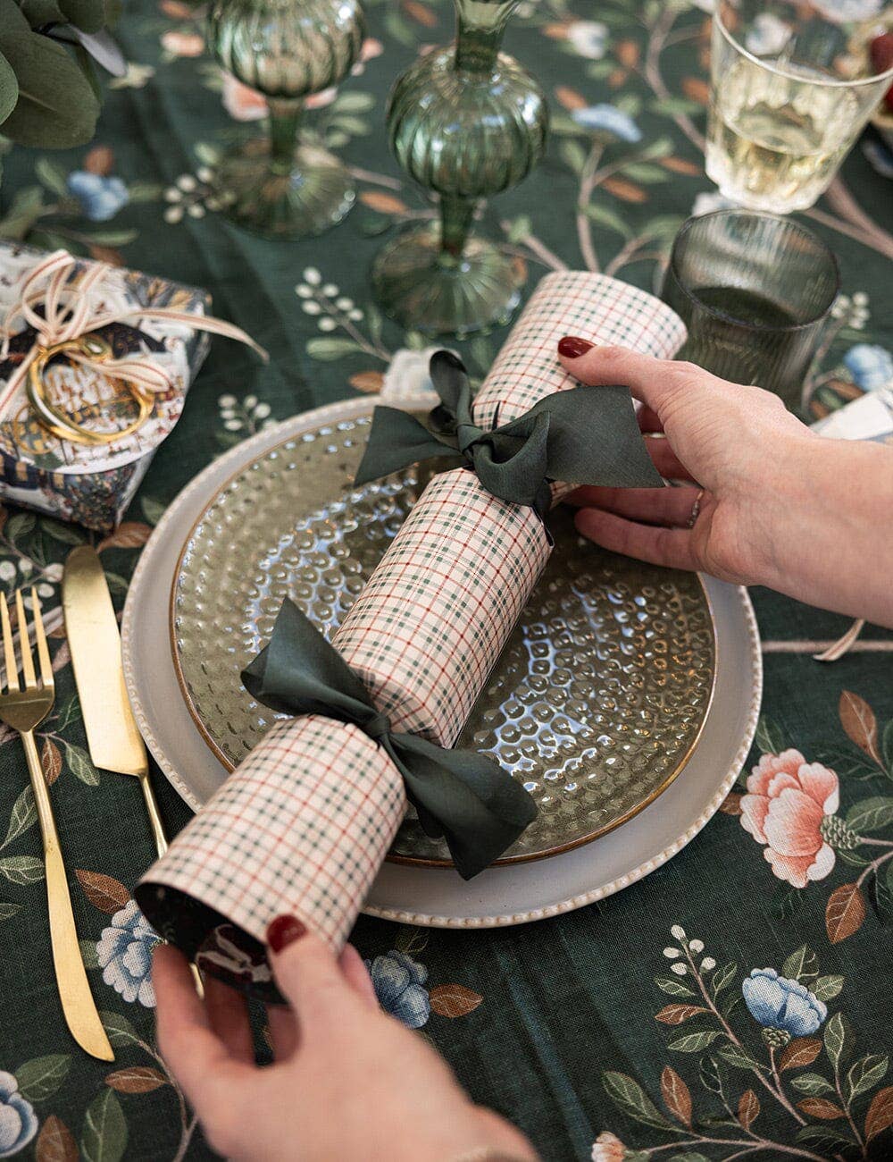 Christmas Cracker Kit 10 Pack - Mr & Mrs Claus