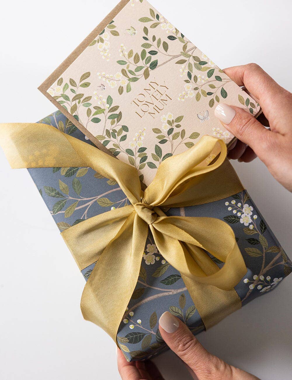 Victoria / White Blossom Gift Wrap Sheet