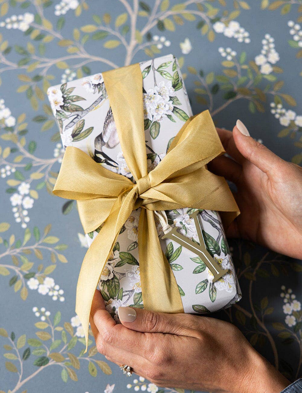 Victoria / White Blossom Gift Wrap Sheet