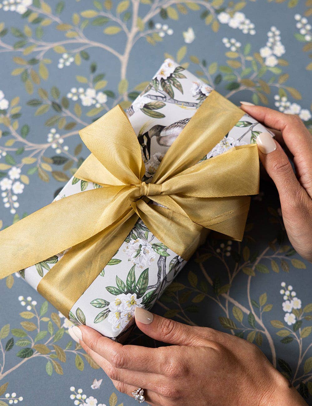 Victoria / White Blossom Gift Wrap Sheet