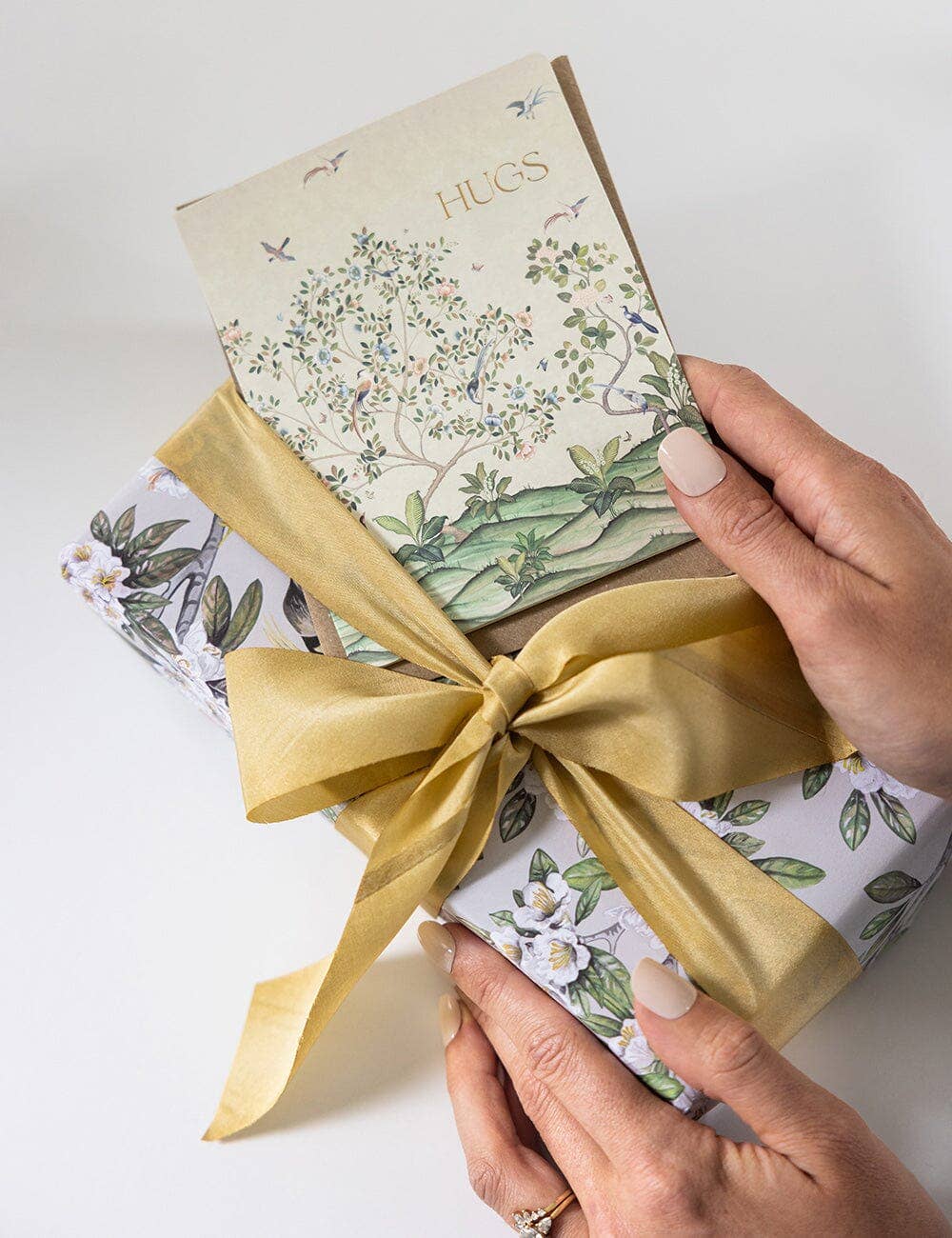 Victoria / White Blossom Gift Wrap Sheet